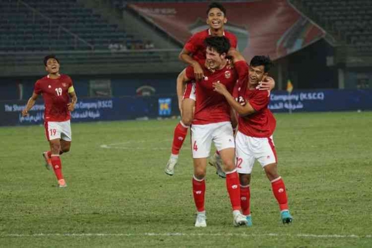 Elkan Baggott merayakan gol ke gawang Nepal bersama Pratama Arhan dan Marselino Ferdinan. FOTO: dok. PSSI