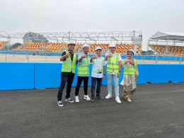 CEO J99 Corp, Danang Dwi Yulianto, dan (COO) J99  Ganesya Widya mewakili MS Glow for Men untuk  penyerahan sponsorship Formula E  (Sumber foto J99)