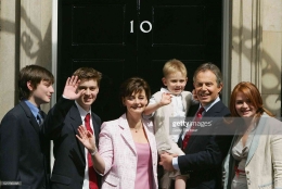 Keluarga Tony Blair di depan Downing Street 10, setelah terpilih untuk ketiga kalinya sebagai PM pada 2005. (Sumber: Scott Barbour/Getty Images)