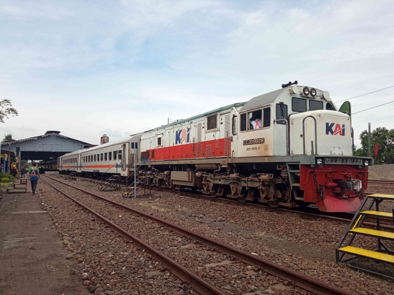 Kereta Api Tawang Alun, salah satu kereta api tujuan Malang. (Sumber: Dokumentasi Pribadi)