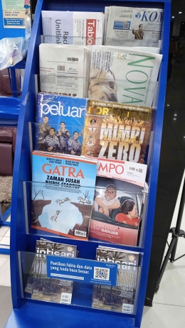 Salah satu pojok Toko Buku Gramedia Madiun di kompleks hypermart. Ternyata media cetak masih eksis. (dokpri) 