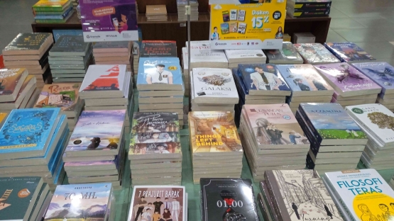 Ayo dipilih.. Di pilih.. Tumpukan novel yang menggiurkan di toko Buku Gramedia Madiun (dokpri) 