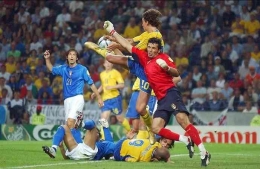 Gol ajaib Zlatan Ibrahimovic ke gawang Italia di Euro 2004. FOTO via GiveMeSport.com