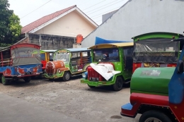 Odong-odong terparkir di Pool Odong-odong, Jalan Manunggal, Kelurahan Kelapa Dua Wetan, Kecamatan Ciracas, Jakarta Timur, Jumat (25/10/2019).(KOMPAS.COM/DEAN PAHREVI)