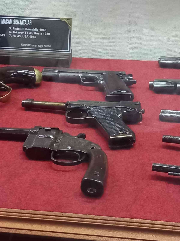 Macam-macam senjata api koleksi monjali/Dokpri