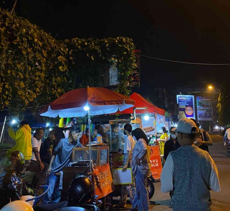 deretan pedagang di area sekitar stadion maguwoharjo- dok.pribadi