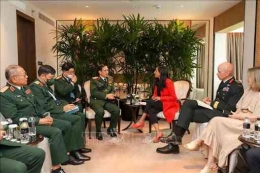 Menhan Vietnam Phan Van Giang (kiri) bertemu dengan Menhan Kanada Anita Anand pada tanggal 10 Juni di Singapura. | Sumber: VNA 