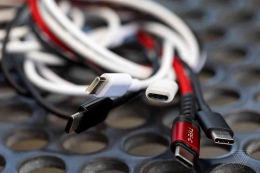 Tipe kabel universal USB-C wajib digunakan di Eropa mulai tahun 2024 mendatang | Photo: Amelia Holowaty Krales/The Verge 