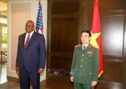 Menhan Vietnam Phan Van Giang (kiri) bertemu dengan Menhan Amerika Serikat Lloyd Austin pada tanggal 10 Juni di Singapura. | Sumber: VNA 