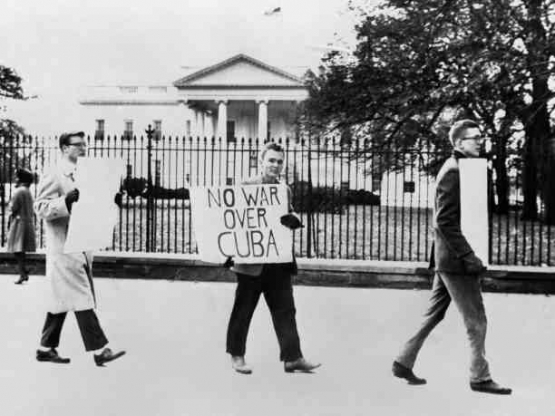 Unjuk Rasa di Depan Gedung Putih menolak invasi militer terhadap Kuba | Sumber Gambar: smithsonian.com