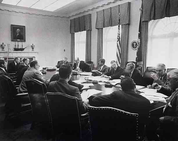 Presiden Kennedy ketika rapat darurat bersama para Penasihatny membahas Krisis Missile Kuba | Sumber Gambar: smithsonian.com