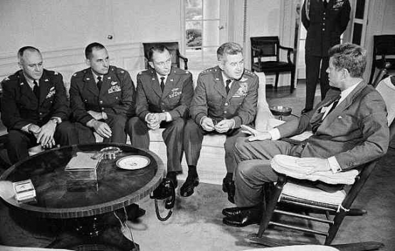 Presiden John F. Kennedy Bersama Kepala Staff Angkatan Udara Jenderal Curtis LeMay dan Penasihat Militernya | Sumber Gambar: smithsonian.com