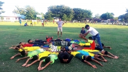 (Jhoni Lumba bersama para pemain SMA Kartini Umatoos. Foto: AD)