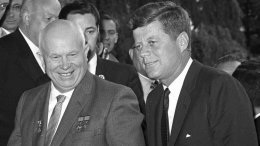 Presiden Amerika John F. Kennedy dan Pemimpin Soviet Nikita Khrushchev. Dua pemimpin negara adidaya yang tengah bersitegang|Sumber Gambar: History.com