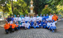 Komunitas senam Lien Tien Kung Rungkut Barata berlatih di Taman Flora, Surabaya (Selasa, 24/5/2022) - Dok Pribadi