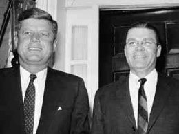 President Kennedy bersama Menhan Robert McNamara setelah konfrensi press pasca ditariknya missile-missile Soviet dari Kuba|Sumber Gambar: politico.com