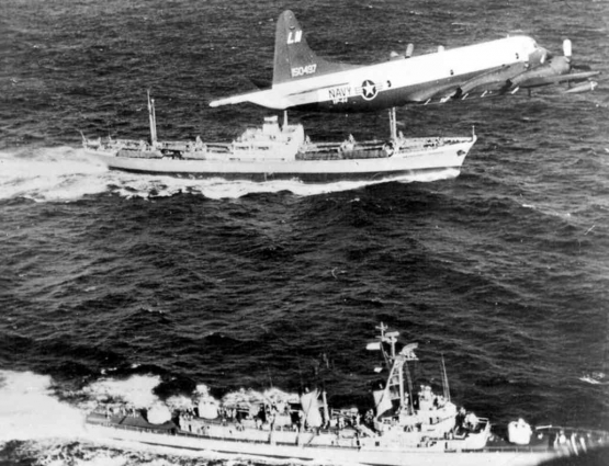 Kapal Destroyer Angkatan Laut Amerika U.S.S. Barry dan pesawat P-3 Orion mencegat kapal Soviet yang hendak masuk ke Kuba | Sumber Gambar: navy.mil