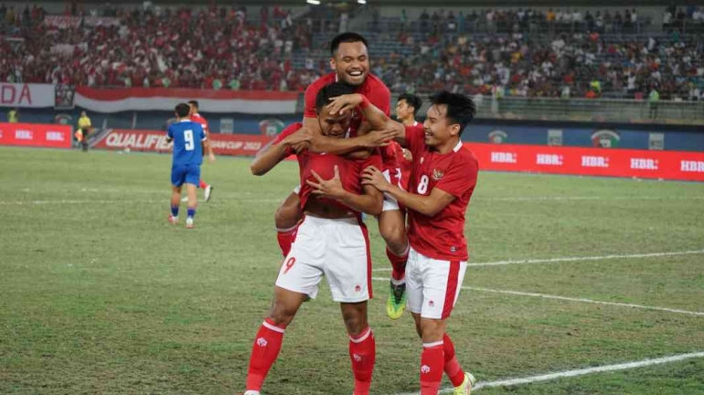 Selebrasi Dimas Drajat setelah mencetak gol ke gawang Nepal di kualifikasi Piala Asia 2023 (Foto PSSI). 