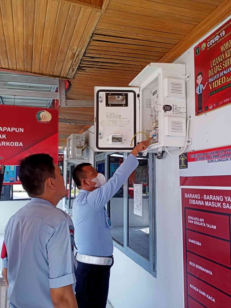 Kasubsi Kamtib Purnawan, memeriksa keadaan instalasi listrik. (Dok. Lapas Surulangun)