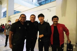 Ketum PSSI menyambut kedatangan Shin Tae yong bersama skuad asuhannay di Bandara Soetta Tangerang (Foto PSSI). 