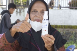 Ibu Reina Iriana, KWT binaan Hivos bersama hand sanitizer buatannya. (Foto, Ahyar ros).
