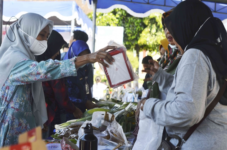 Kelompok Wanita Tani (KWT) pamerkan hasil pertanian diacara Gebyar Pasar Tani di Desa Montong Betok, Lombok Timur. (17/Juni/2022). Foto, Ahyar ros.