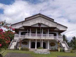 Gambar 1. Gedung Bobakidan yang di desain dalam bentuk rumah adat Bolaang Mongondow. Sumber gambar: http://direktoripariwisata.id/