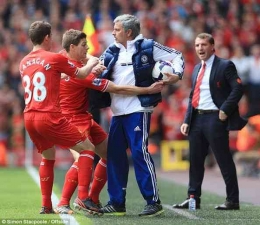 Aksi Time Wasting Jose Mourinho,kala  Chelsea menghadapi Liverpool di Anfield pada Liga Inggris musim 2013/2014 (Dailymail.co.uk)
