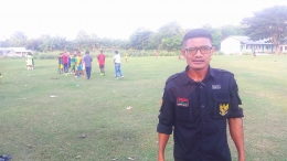 (Kepsek Herry Seran ketika memantau situasi latihan tim sepakbola Kartini Umatoos bersama Dr. Jhoni Lumba. Foto: AD)