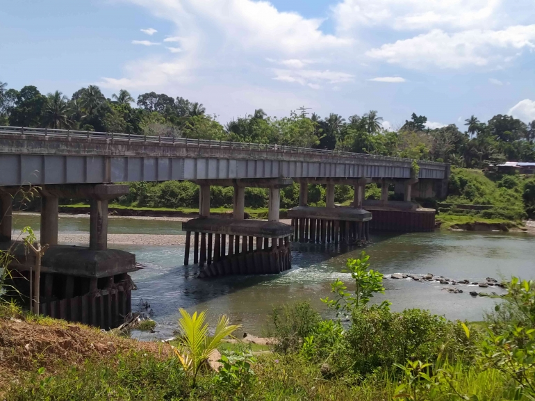 Pembungkus kaki jembatan Bukik Lubuk Alung punah oleh derasnya aliran air sungai suatu waktu. (foto dok damanhuri)