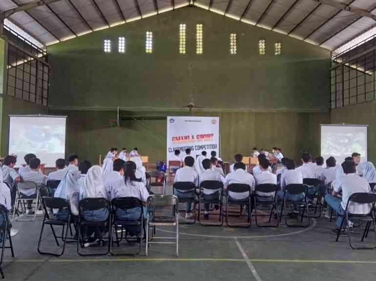 Suasana supporter dalam memberikan dukungan wakil kelasnya (dok:OSIS SMANLA)