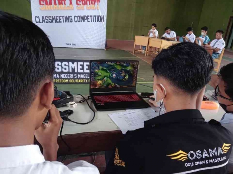 Operator sekaligus sebagai juri dan komentator dalam pertandingan (dok:OSIS SMANLA)