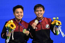 Tampak pasangan ganda putri Apriyani/Siti Fadia usai meraih emas SEA Games 2021 (sumber: republika.co.id)