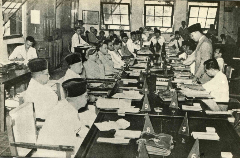Ilustrasi Rapat Panitia Persiapan Kemerdekaan Indonesia (PPKI) di Pejambon, Jakarta, 18 Agustus 1945, dari IPPHOS diambil dari Kompaspedia.Kompas.id