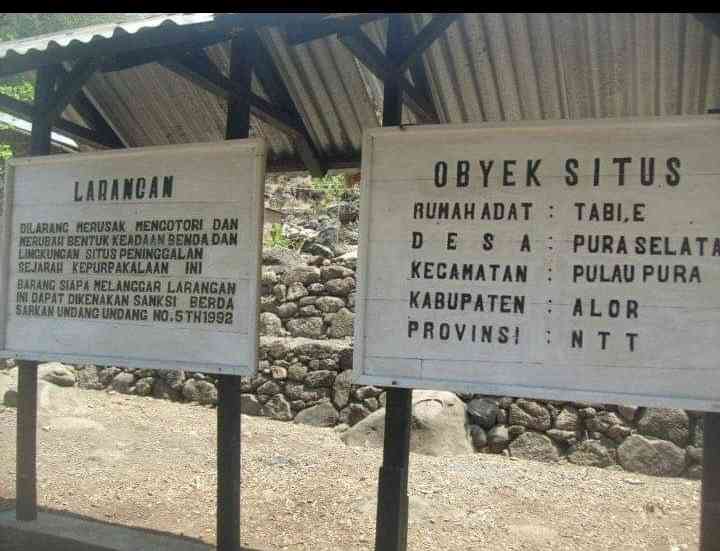 Keterangan tentang obyek situs rumah adat Tabi'e, Pulau Pura, Alor. Dok pribadi