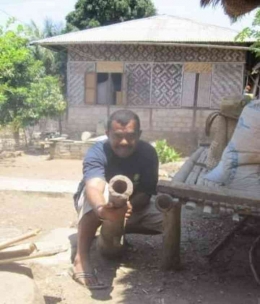 Pucuk meriam kuno yang diletakkan di luar situs rumah adat Tabi'e Pulau Pura, Alor. Dok pribadi