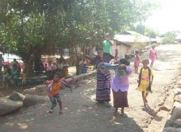 Tarian selamat datang dari masyarakat Pulau Pura diiringi musik gong. Dok pribadi