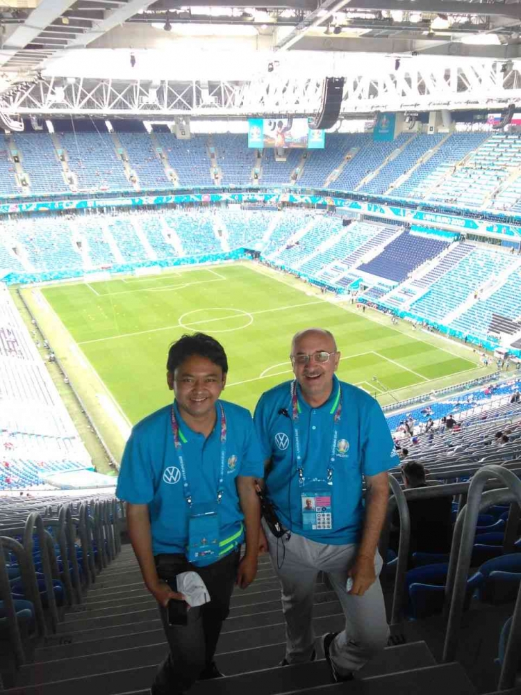 Bersama rekan Eugene di Euro 2020 Saint Petersburg, Rusia. Sumber foto : Dokumen pribadi