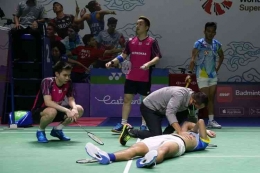 Rexy Mainaky menghibur Yeremia Rambitan yang dibekap cedera di perempat final Indonesia Open 2022: bwfbadminton.com