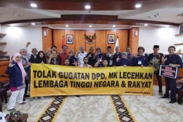 Ketua DPD RI LaNyalla M Mattalitti bersama KPI (Komite Peduli Indonesia)/Foto koleksi  aktivis 77/78.