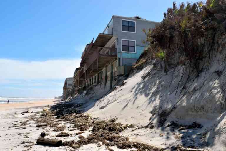 Gambaran erosi pantai/abrasi/Sumber:www.beacherosionsolution.com
