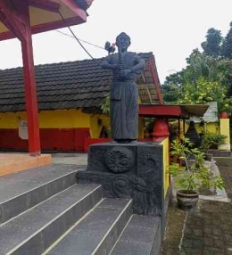 Patung Empu Supo  Memegang Keris Umyang Jimbe (Sumber: Pribadi)