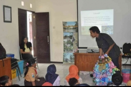 Memberikan Materi Tentang Lingkungan Kepada Para Siswa SD di Surabaya | Dokumentasi Pribadi