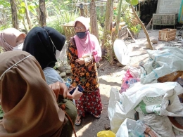 Sri Kartiyati, Anggota Pokmas Resik Becik, menjelaskan tentang Bank Sampah di Kalurahan Murtigading, Lab. Pengelolaan Sampah (UAD) (Foto: Tsabita) 