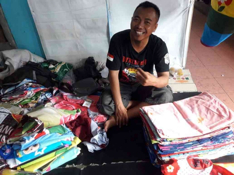 Mas Budi, pedagang sprei di Pasar Condong Catur Yogyakarta. Foto:dokpri