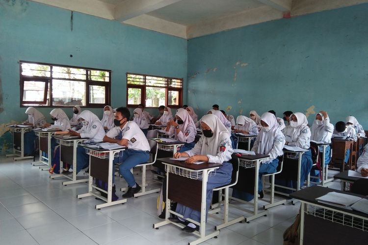 Pembelajaran Tatap Muka (PTM) yang dilaksanakan di SMA Negeri 1 Cerme, Gresik, Selasa (4/1/2022).(KOMPAS.COM/HAMZAH ARFAH)