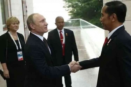 Presiden Rusia, Vladimir Putin, saat menerima kunjungan Presiden Indonesia Joko Widodo di Sochi pada 18 Mei 2016.(GETTY IMAGES via BBC INDONESIA)