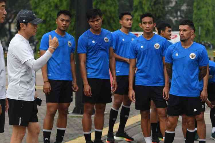 Para pemain timnas Indonesia mendengarkan arahan pelatih Shin Tae-yong. Foto: ANTARA FOTO/HAFIDZ MUBARAK A via Kompas.com