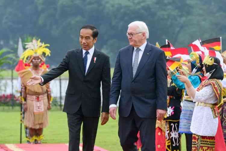 Presiden Joko Widodo dan Presiden Steinmeier jalan bersama/By Dian Erika/Sumber: asset.kompas.com