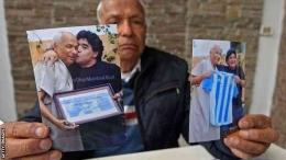 Eks wasit Ali bin Nasser menunjukkan foto-foto saat Maradona menemuinya. FOTO: Getty Images via BBC